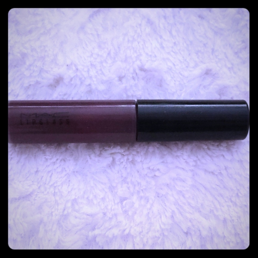 MAC lip gloss color (Desire)